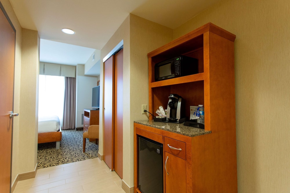 Junior Suite, 1 King Bed, Non Smoking photo 3
