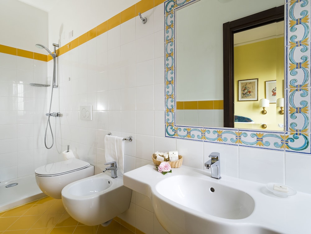 Double or Twin Room, 2 Bedrooms, Connecting Rooms, Partial Sea View - Photo 5