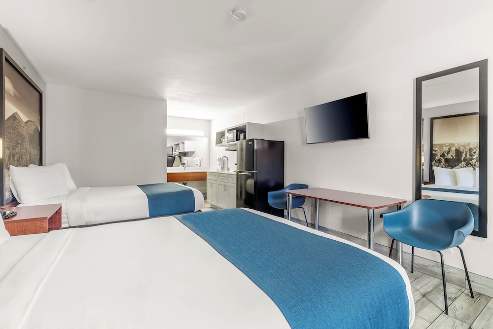 Family Suite, 2 Queen Beds, Non Smoking - Photo 1