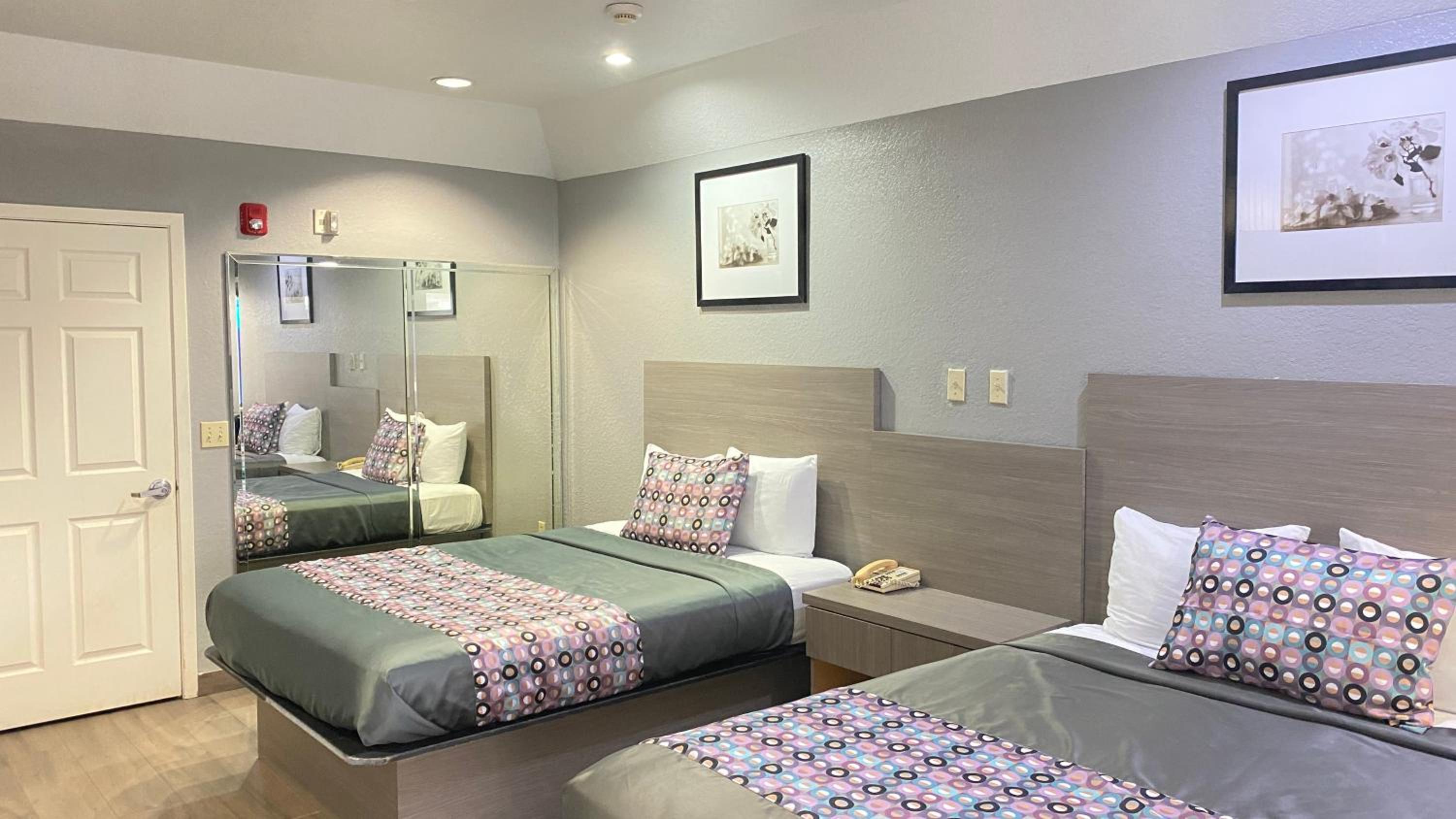 Queen Suite with Two Queen Beds - Photo 2
