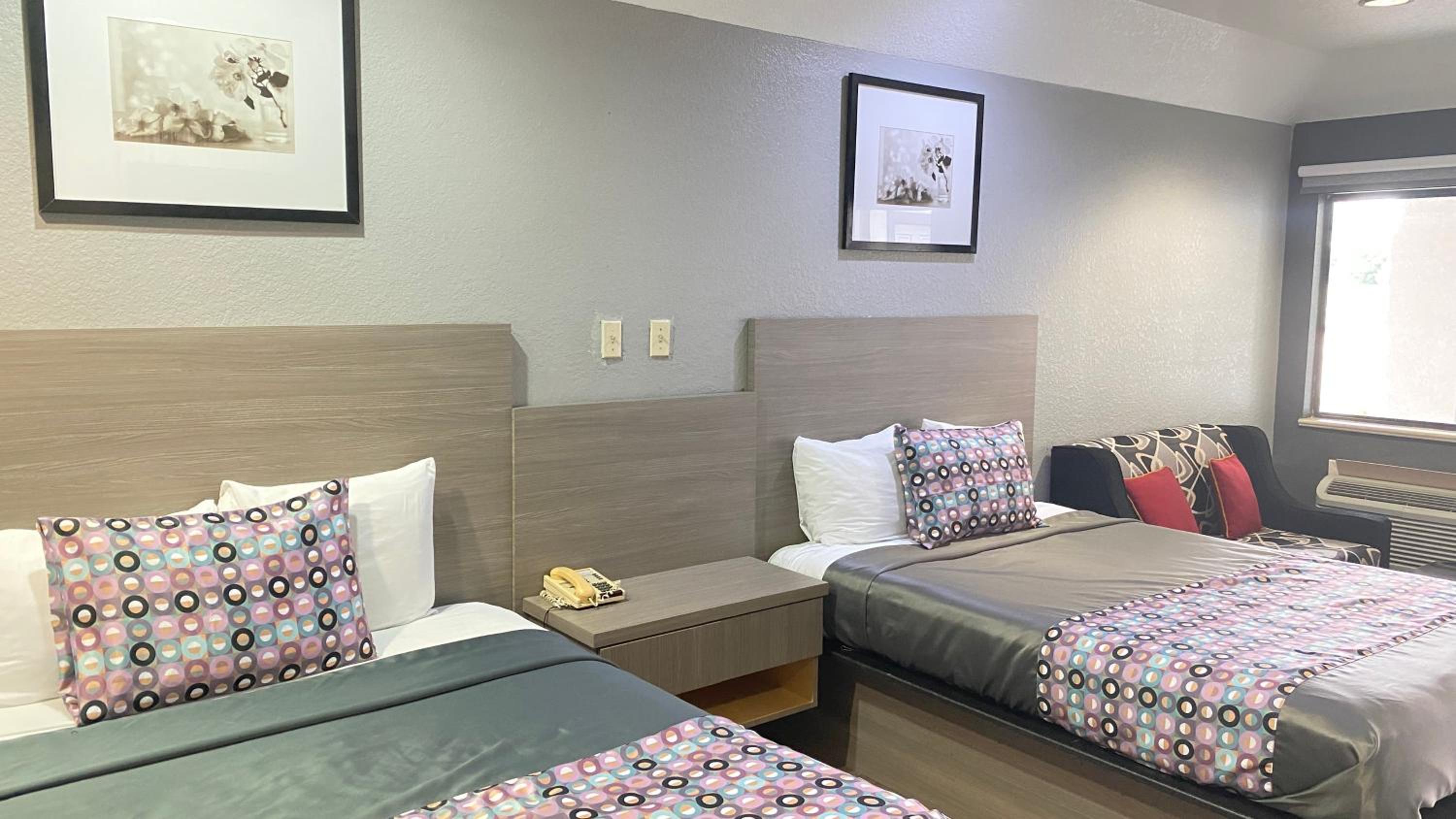 Queen Suite with Two Queen Beds - Photo 3