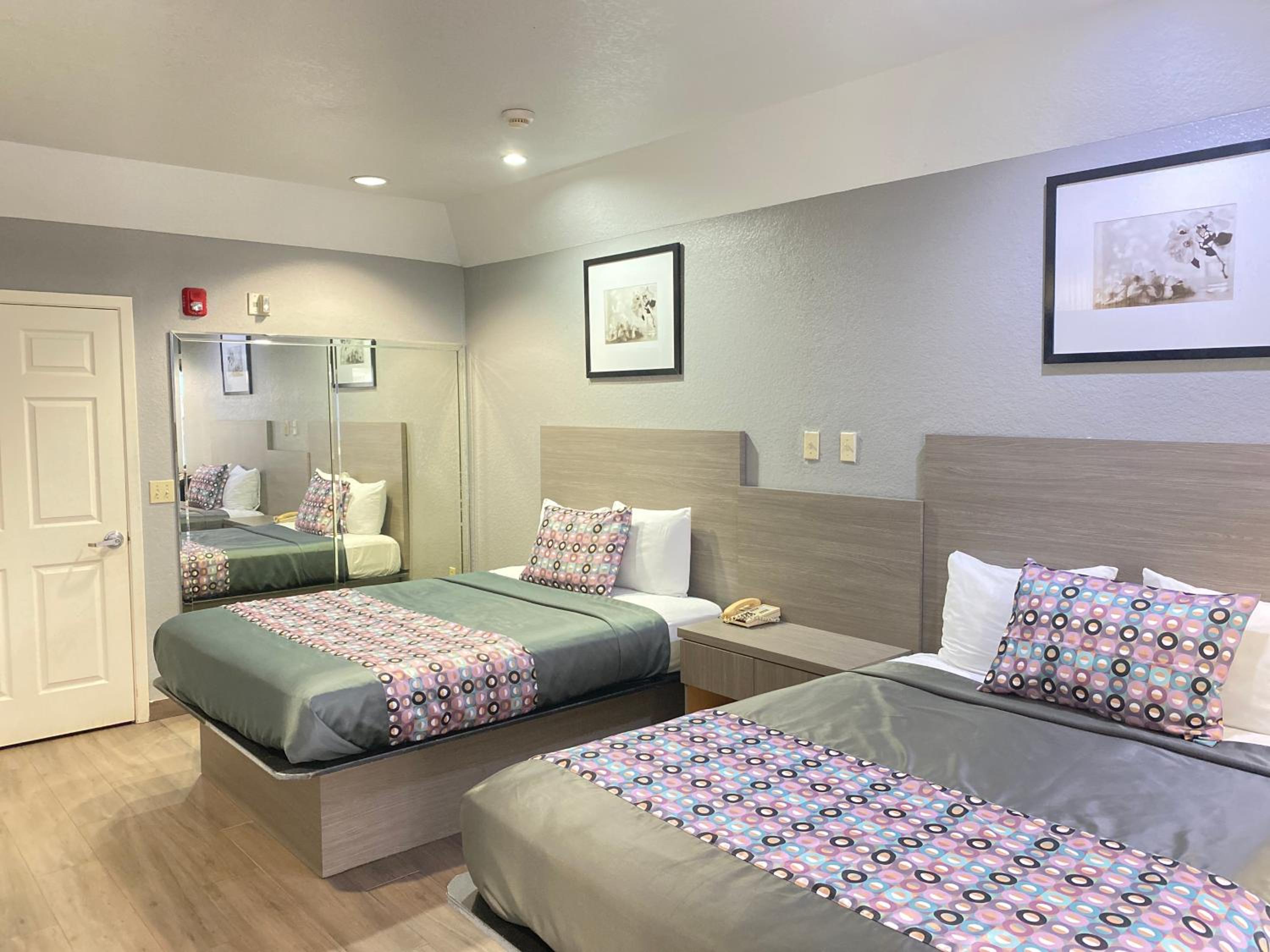 Queen Suite with Two Queen Beds - Photo 4