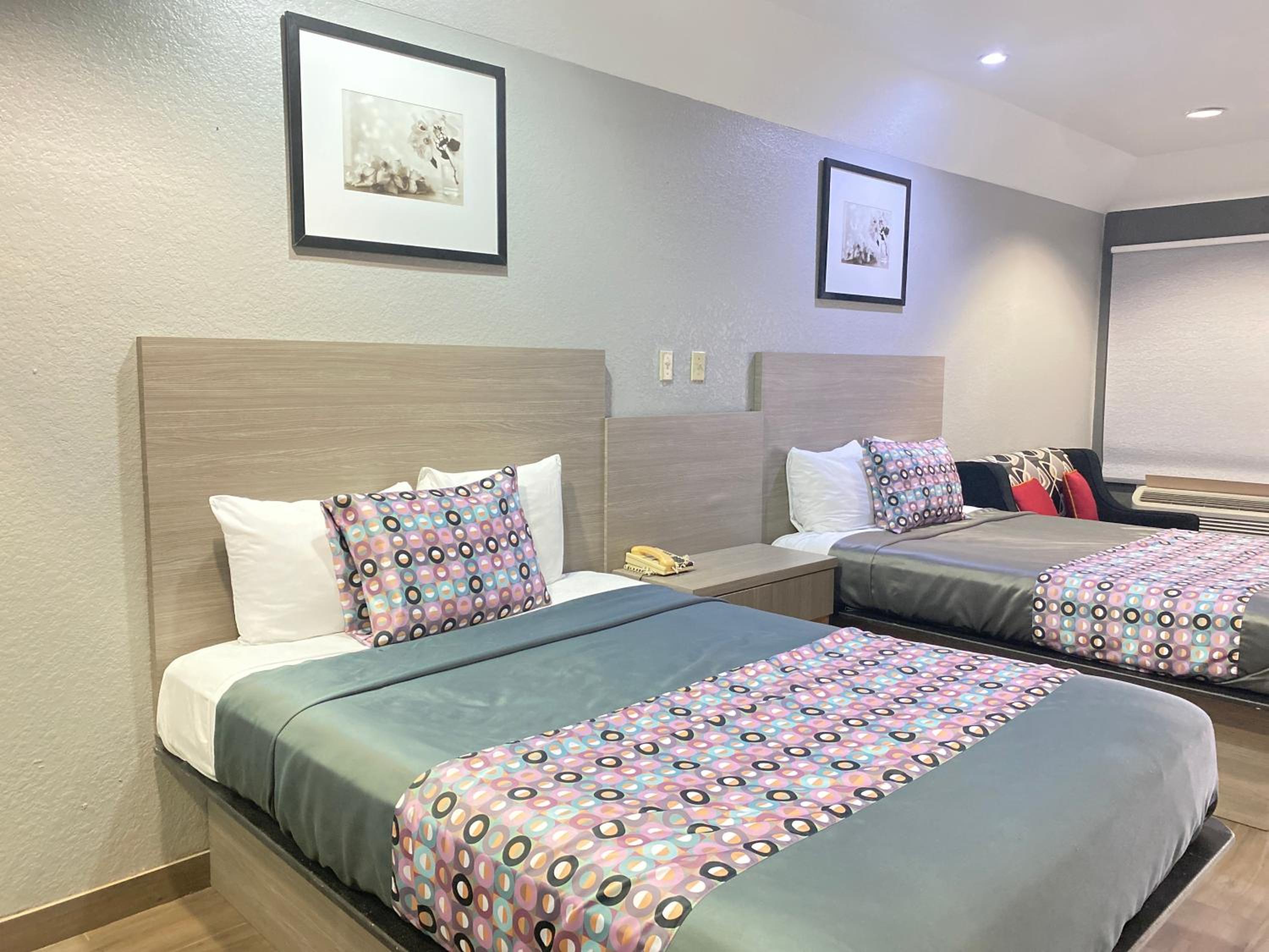 Queen Suite with Two Queen Beds - Photo 5
