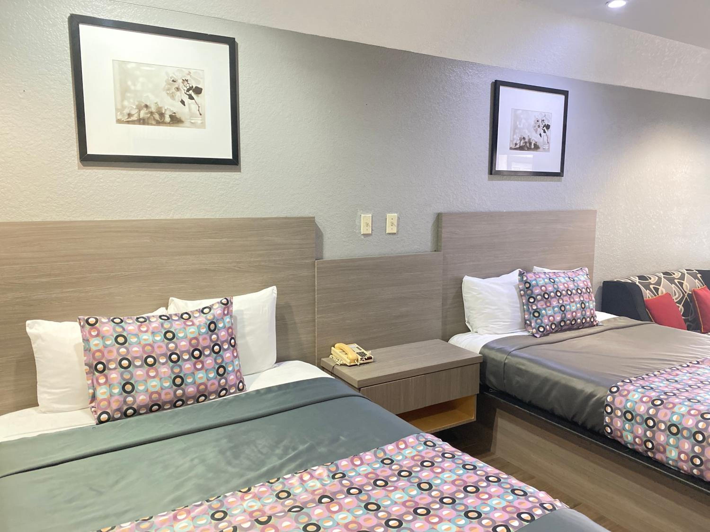 Queen Suite with Two Queen Beds - Photo 6