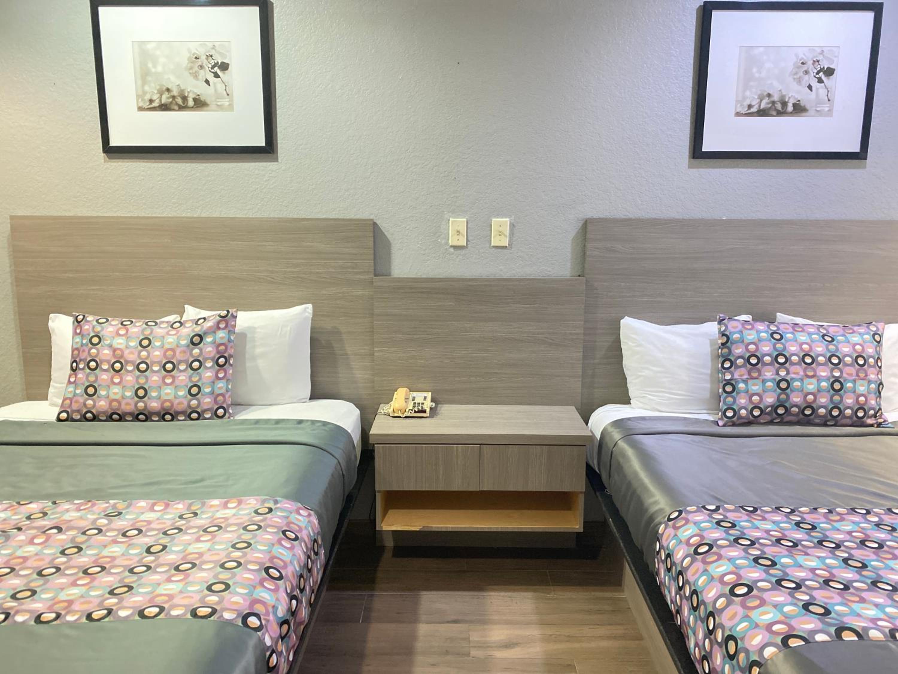 Queen Suite with Two Queen Beds - Photo 14