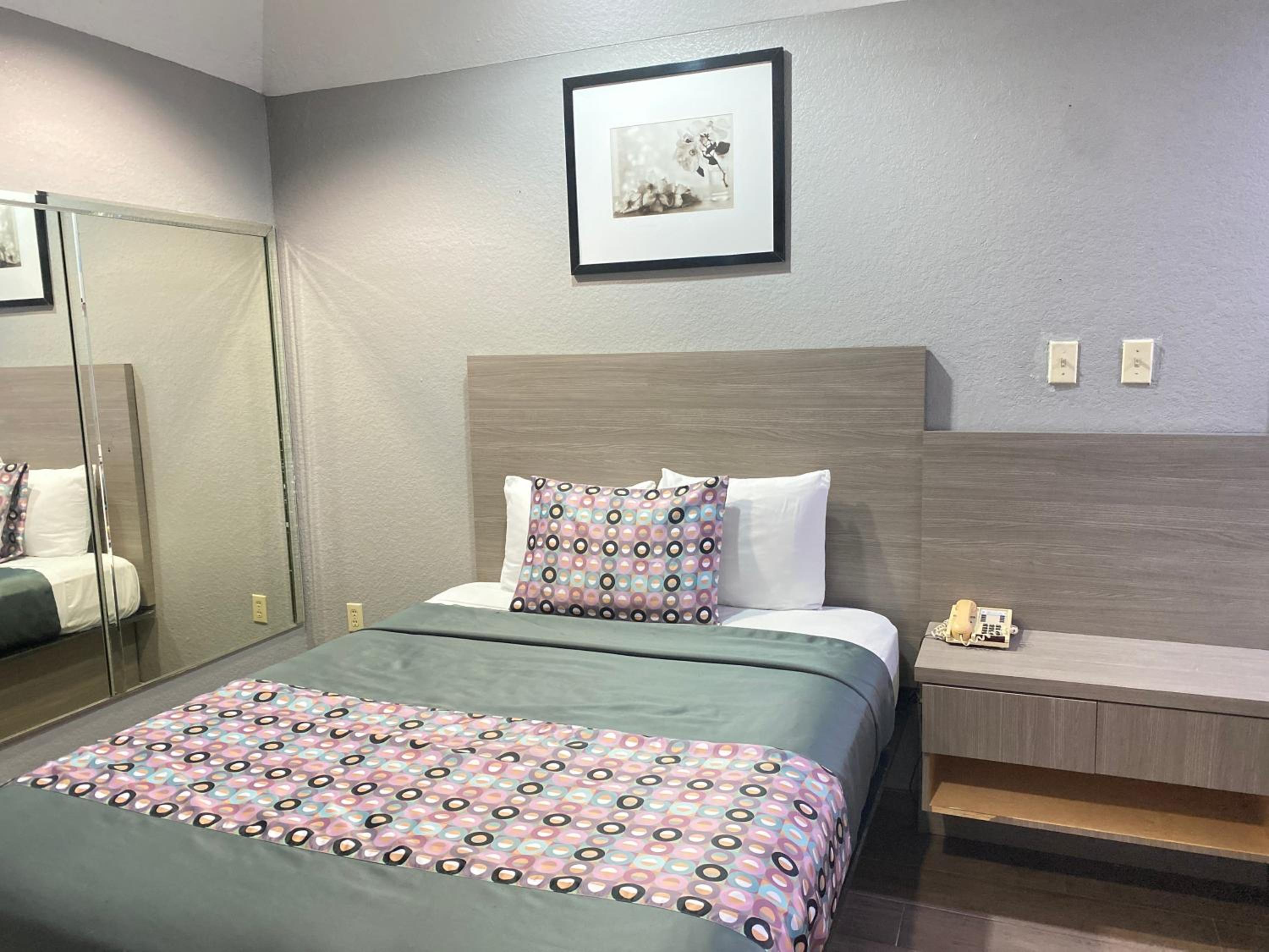 Queen Suite with Two Queen Beds - Photo 9