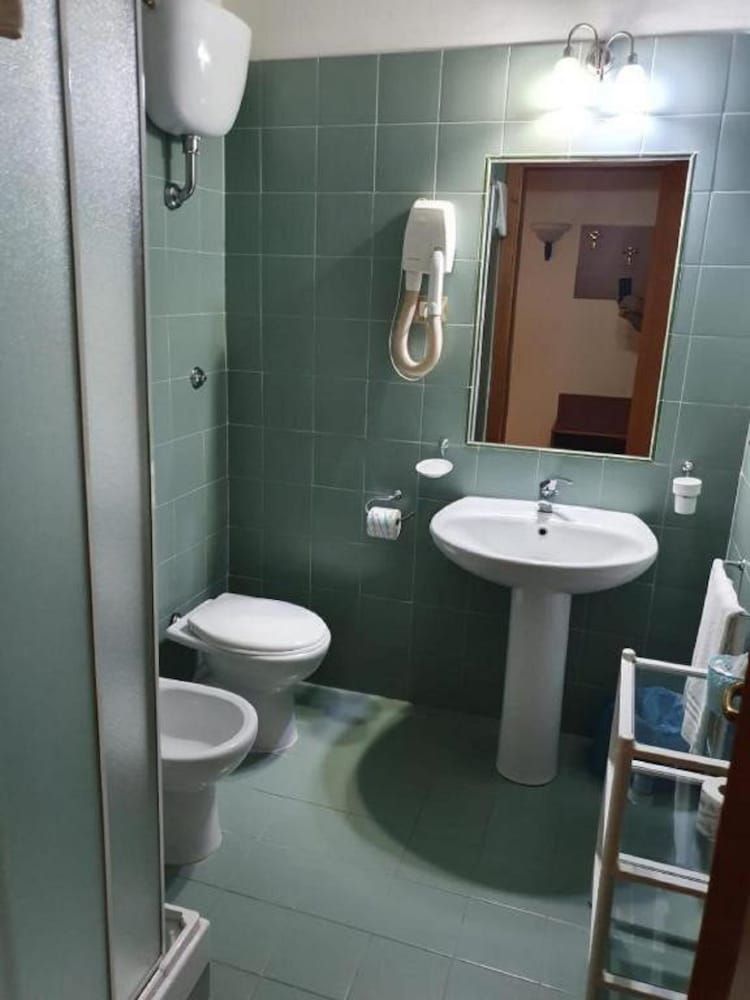Classic Quadruple Room photo 2