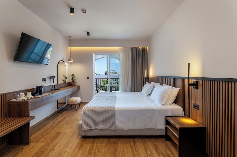 Deluxe Room, Sea View - Photo 6