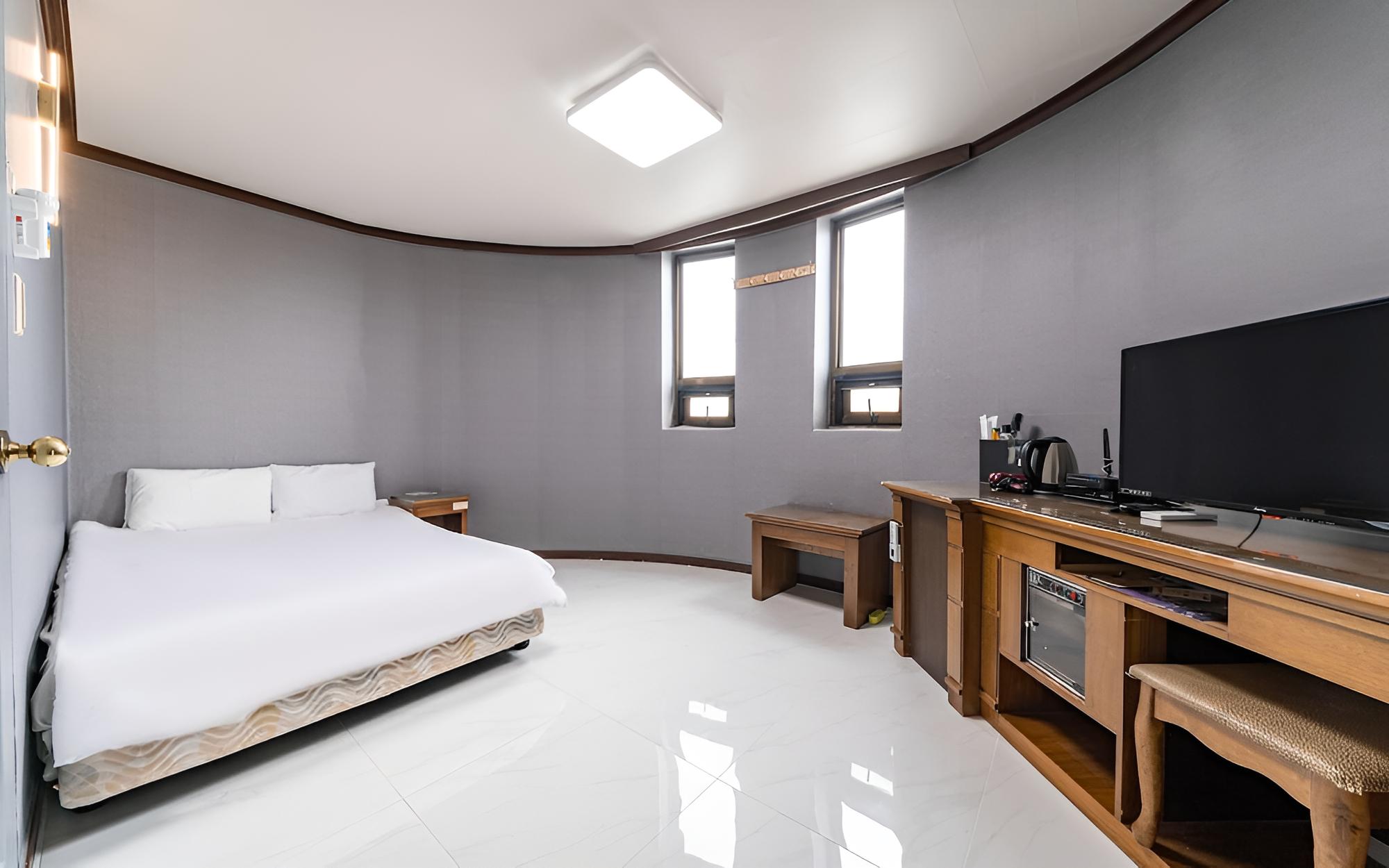 Room (Round Room - Bed) - Photo 3