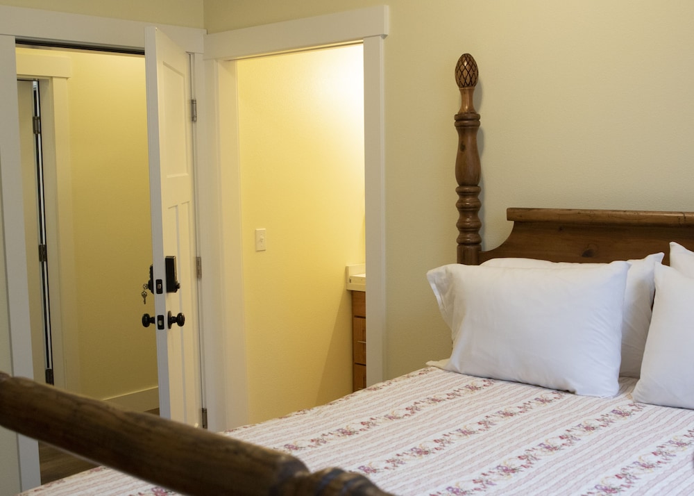 Classic Room (Not in a Caboose) photo 1
