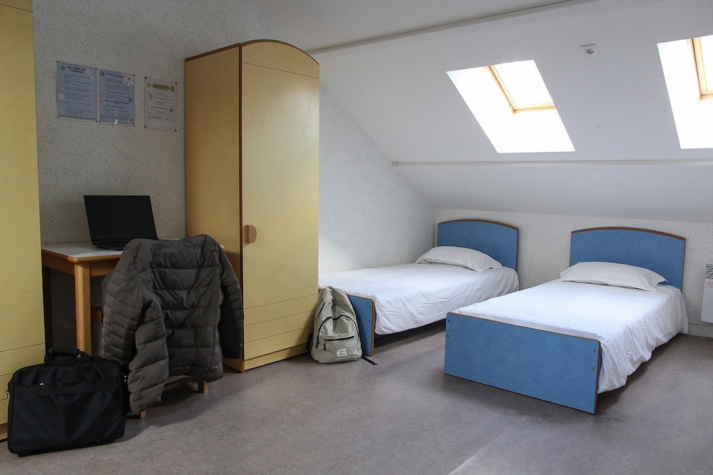 Bed in 5-Bed Male Dormitory - Shared Bathroom photo 2