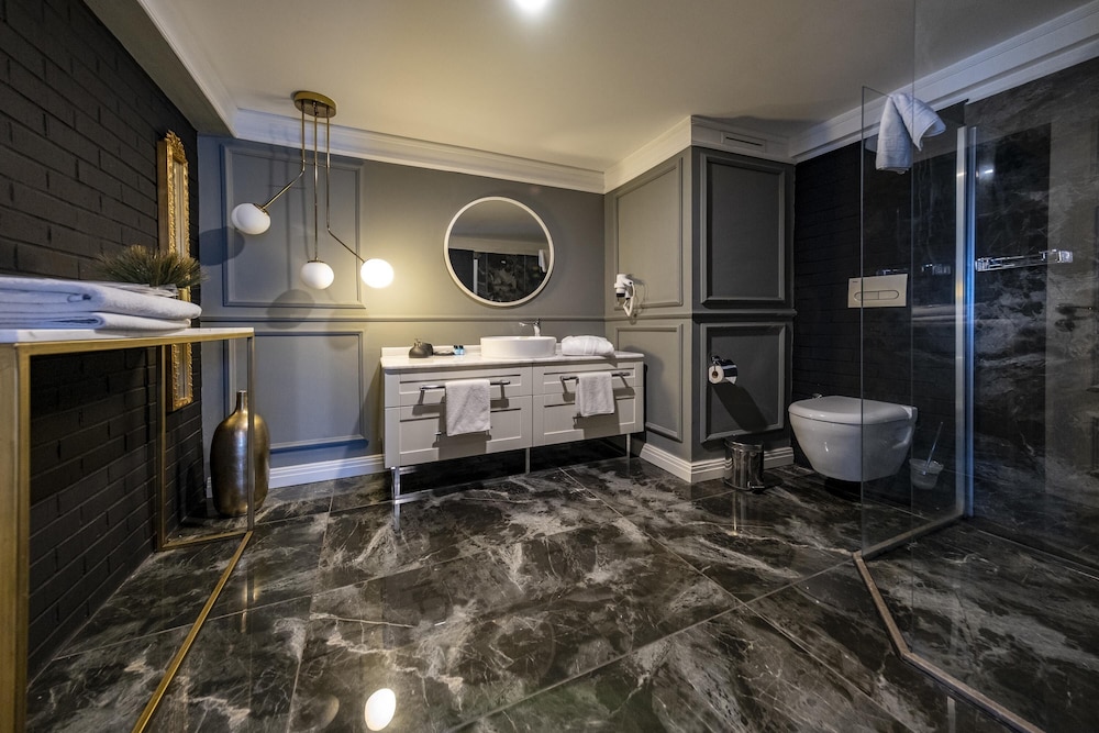 Executive Suite - Photo 8