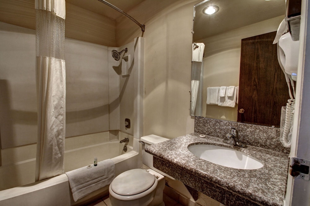 Standard Room, 2 Queen Beds photo 3
