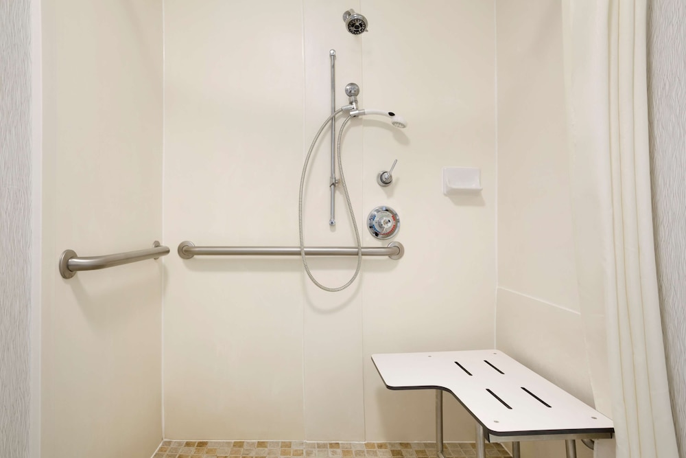Premium Room, 1 King Bed, Accessible, Bathtub (Mobility & Hearing) thumbnail 5