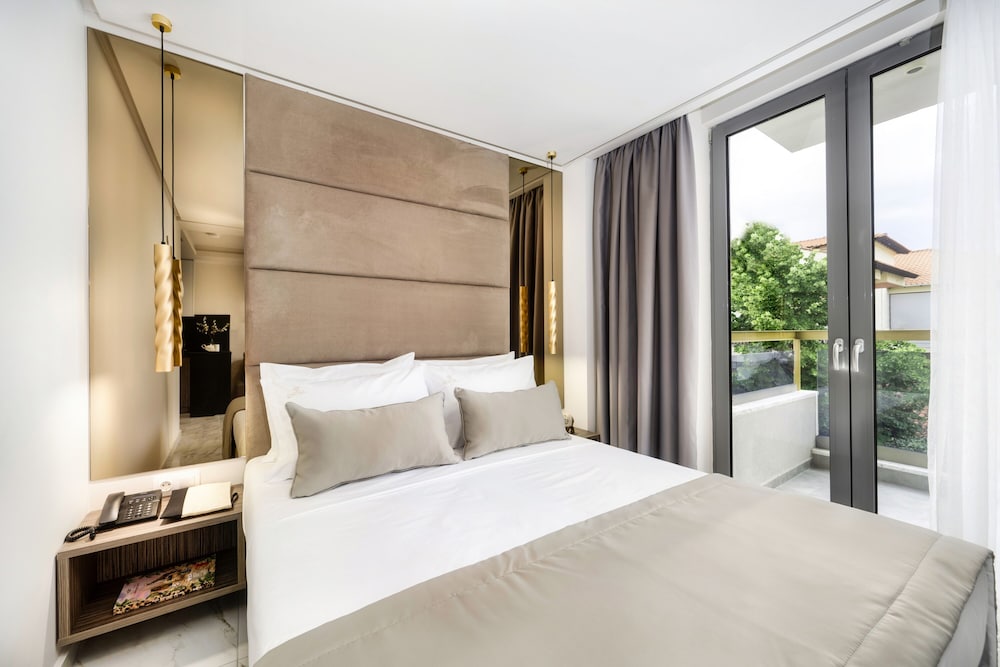 Deluxe Junior Suite - Photo 11