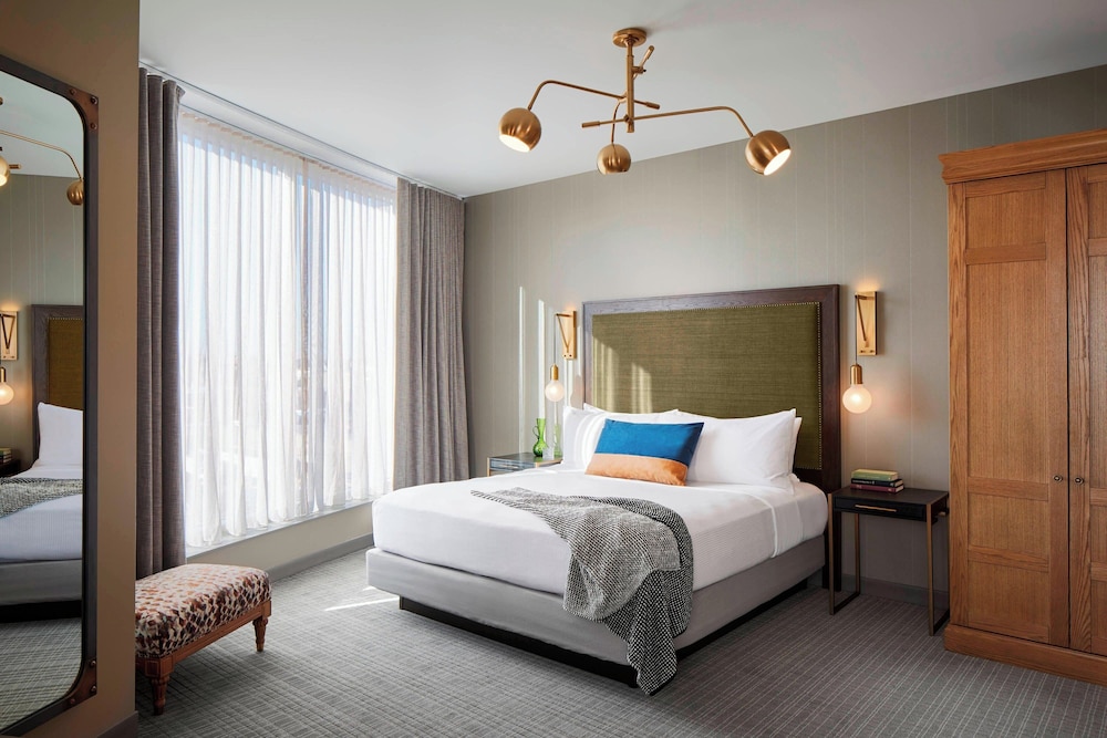 Room, 1 King Bed (Mobility Accessible, Tub)