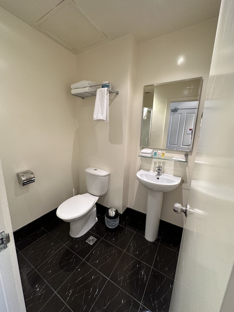 Premium King Split Room - Photo 3