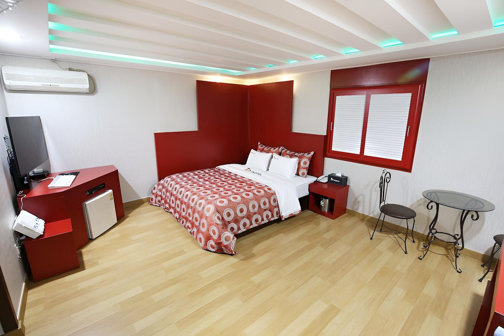 Room (Suite room RED) - Photo 17