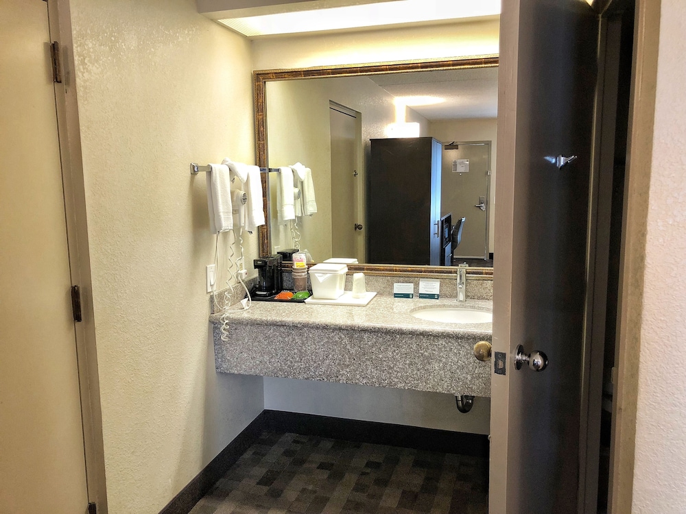 Standard Room, 1 King Bed, Accessible, Non Smoking (Accessible Tub) - Photo 2