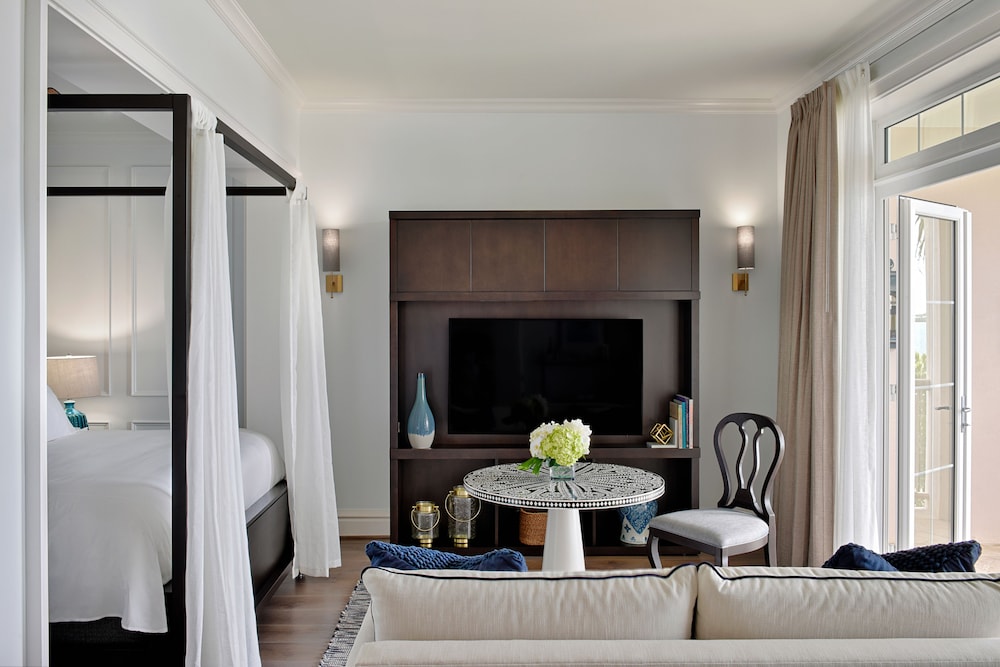Room, 1 King Bed (Harbour View) photo 1