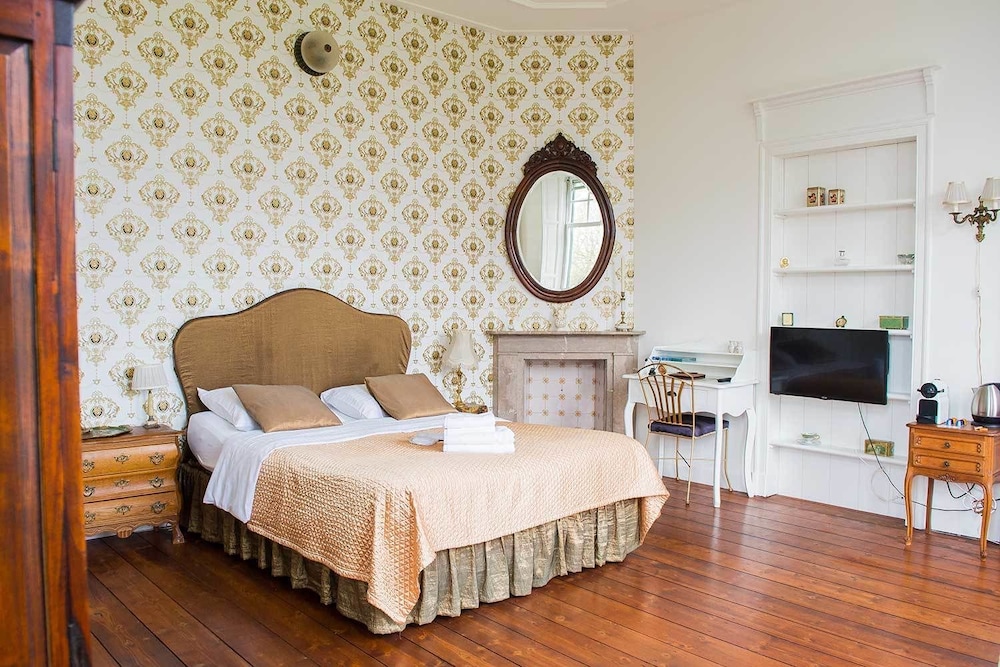 Deluxe Double Room, 1 Queen Bed, Private Bathroom, Garden View photo 1