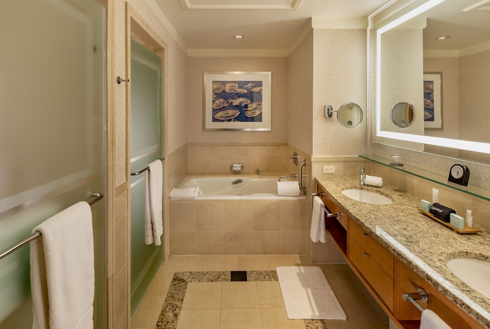Superior Room, 1 King Bed, Balcony, Lake View photo 3