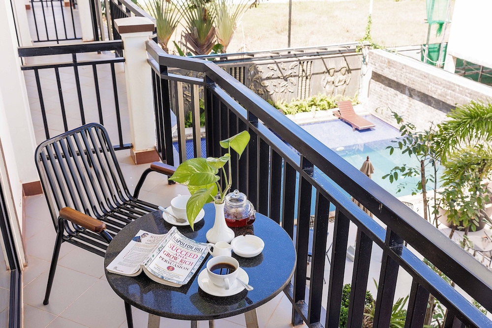 Deluxe Double Room with Balcony - Photo 18