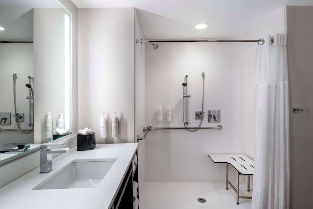 Room, 1 King Bed (Roll-In Shower, Mobility/Hearing) - Photo 2