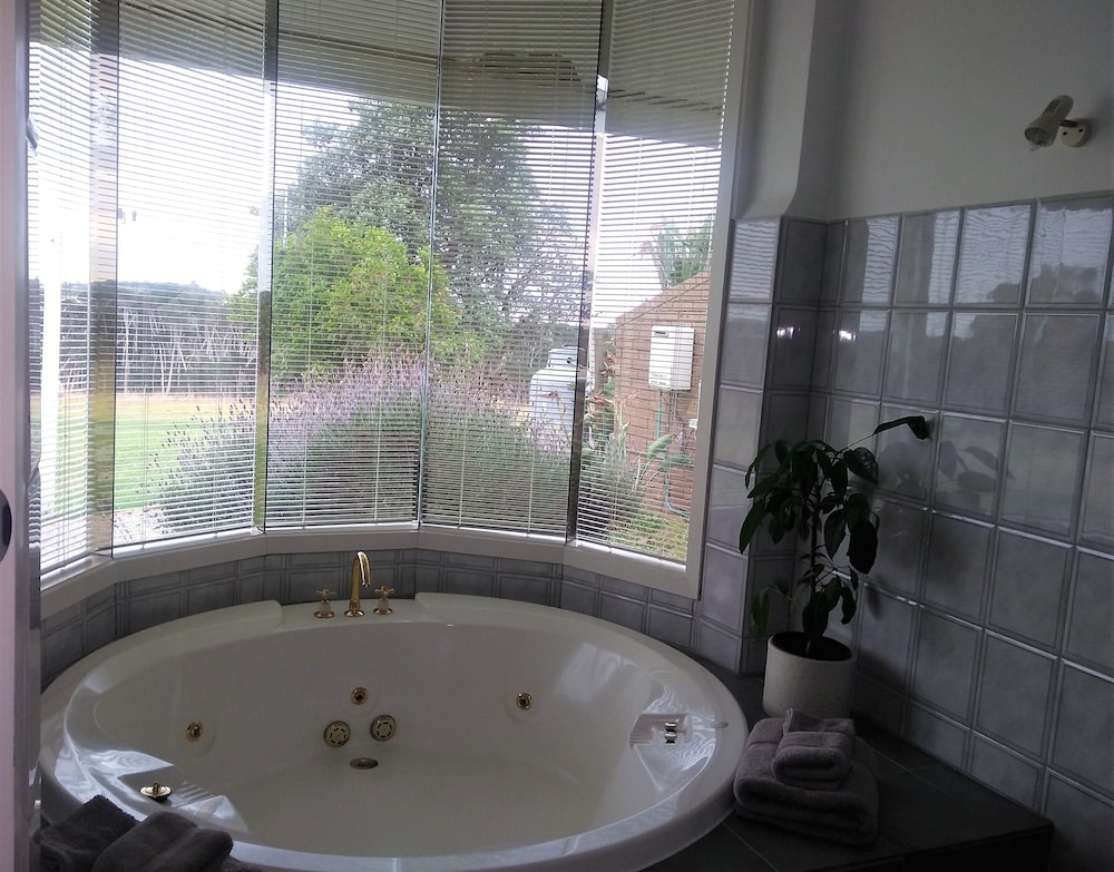 Deluxe Double Room, 1 Queen Bed, Jetted Tub, Bay View (The Isla) photo 2