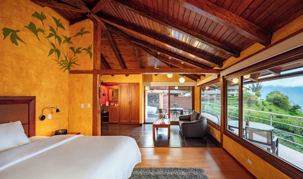 Panoramic Studio Suite, Hot Tub, Mountain View