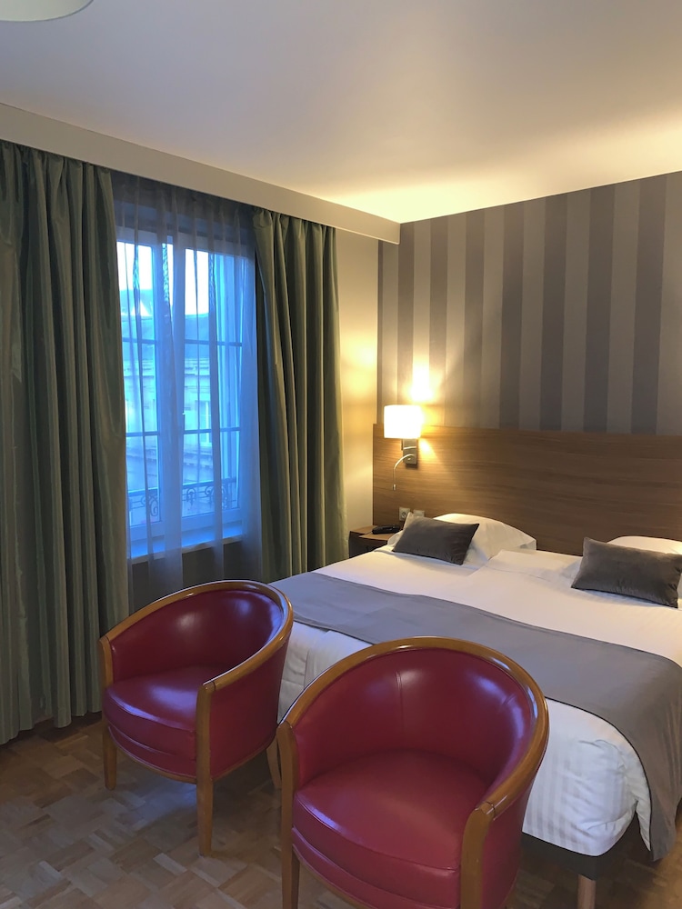 Superior Double Room, Bathtub photo 2