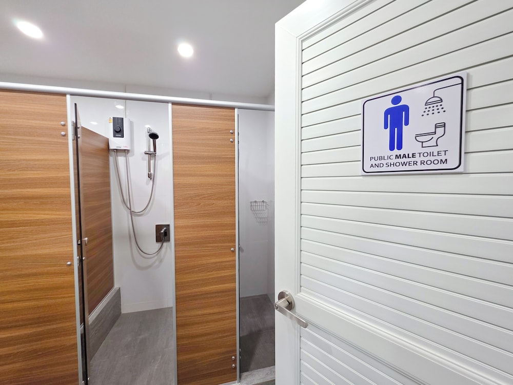 Family Room with Shared Bathroom photo 3