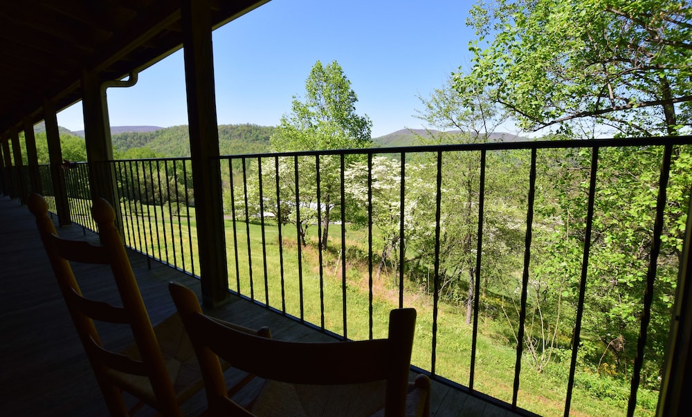 Hilltop Lodge - Pet Room - Photo 1