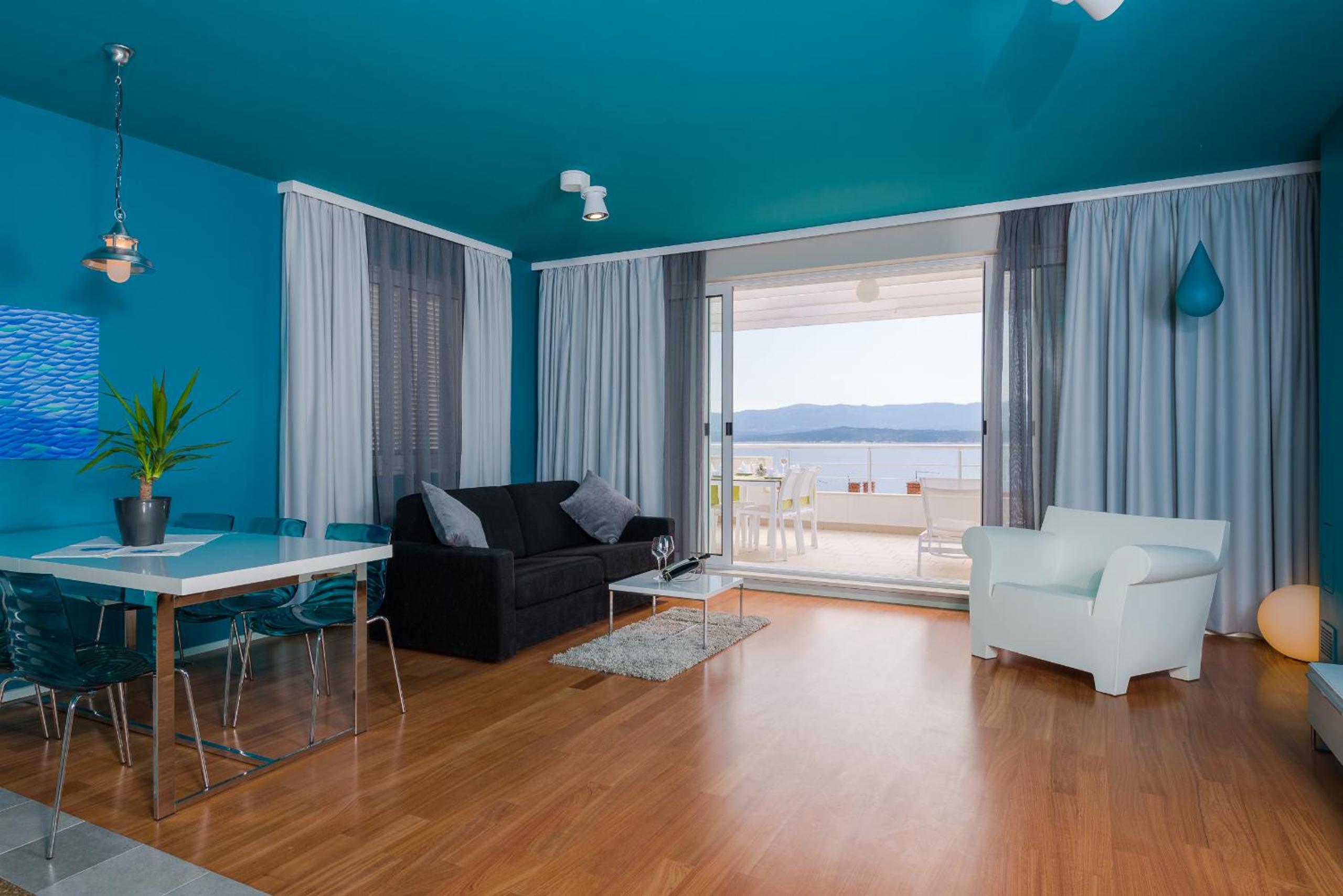 Deluxe Two-Bedroom Apartment with Terrace, Sea View and Hot Tub