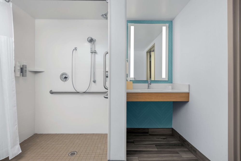 1 King Mobility Accessible w/Roll In Shower - Photo 4