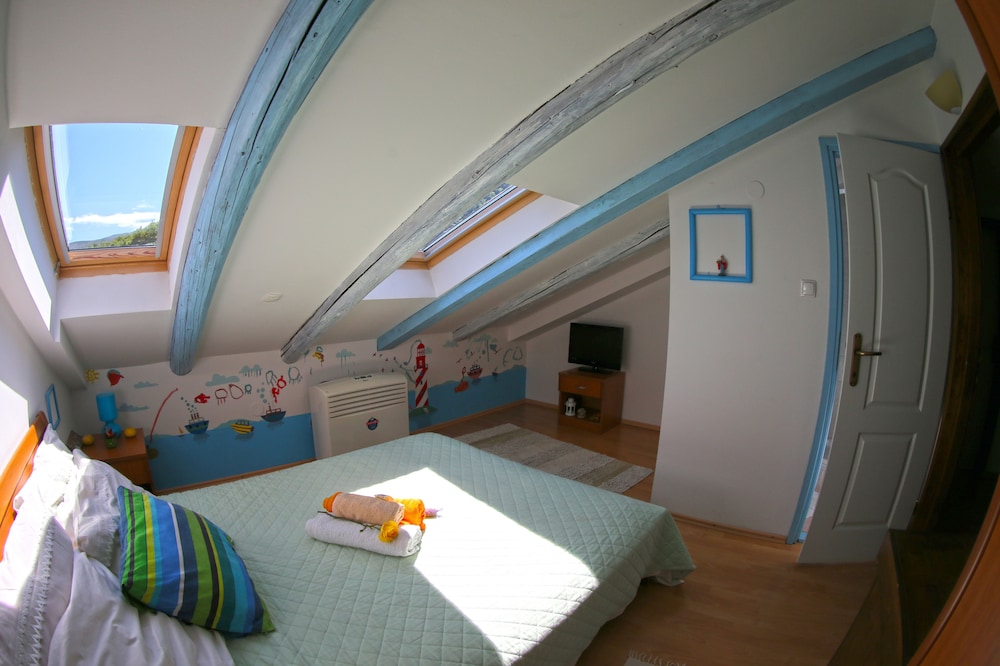 Standard Single Room, 1 Queen Bed (Small, Attic)