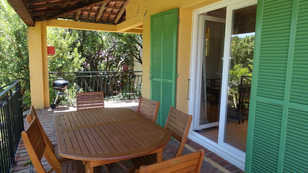 Classic Apartment, 2 Bedrooms, Garden View photo 3