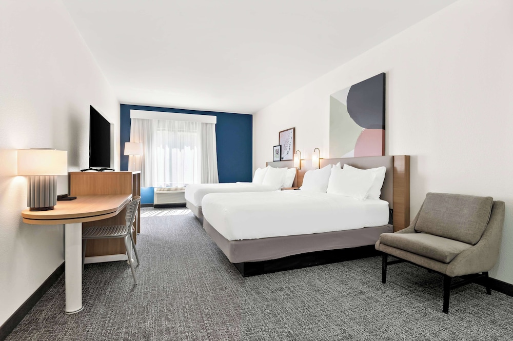 Room, 2 Queen Beds - Photo 6