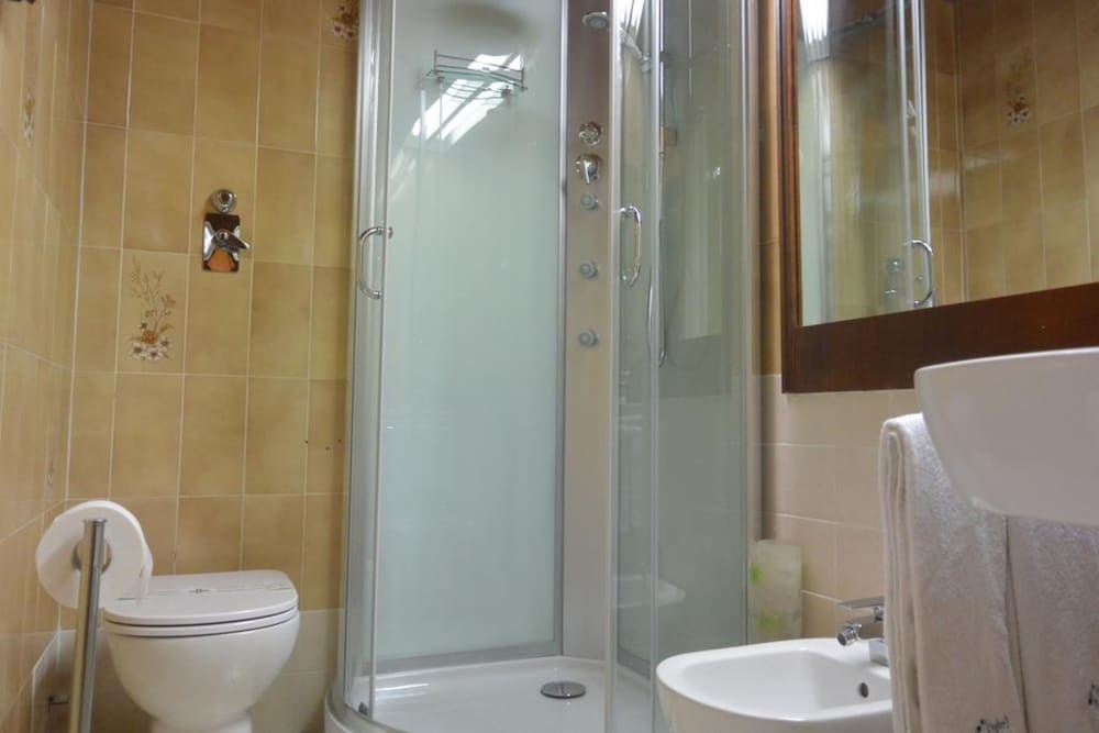 Double Room - Photo 16