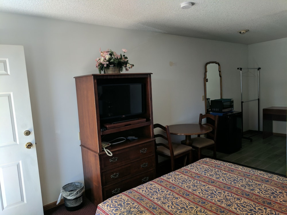 Standard Room, 1 Queen Bed photo 2