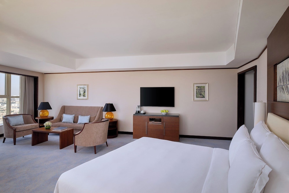 Business Suite, 1 King Bed, Club Lounge Access, Partial Sea View