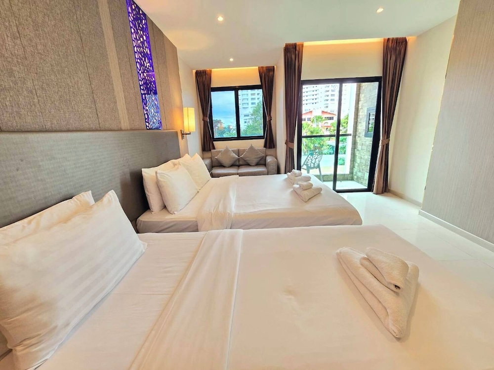 Deluxe Triple Room with Balcony - Photo 9