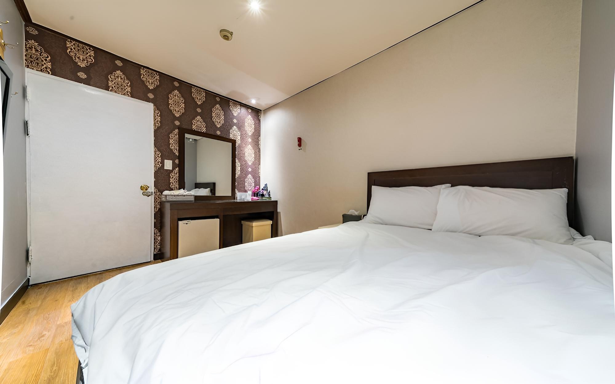 Room (Standard) - Photo 12
