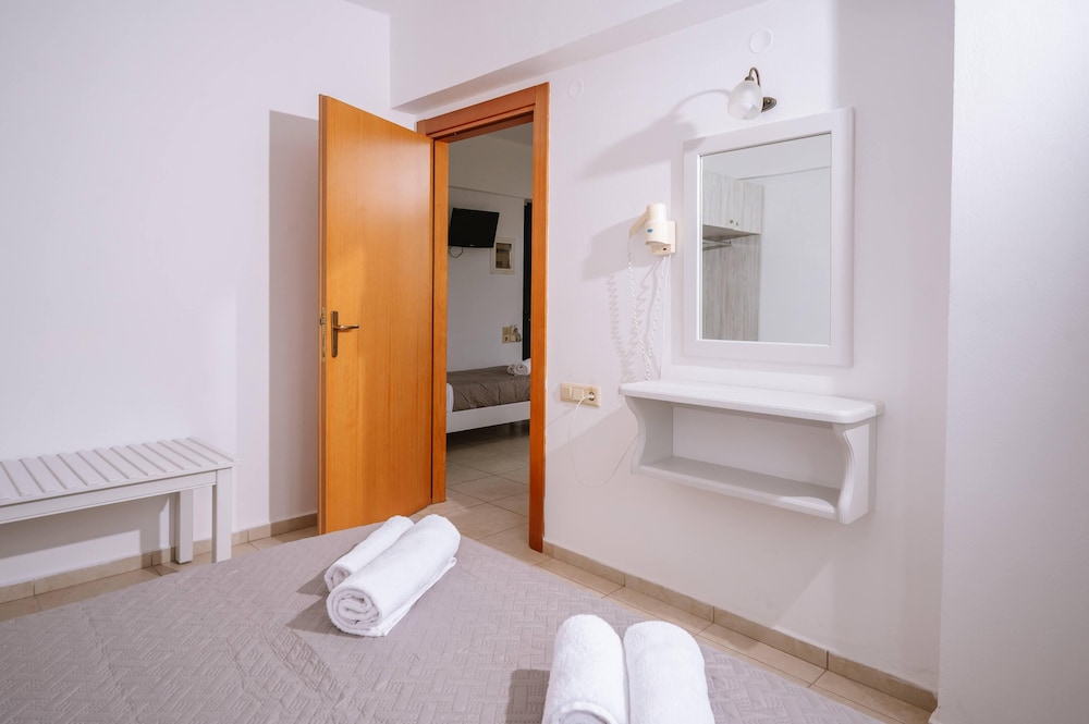 One Bedroom Apartment with Pool View - Photo 4