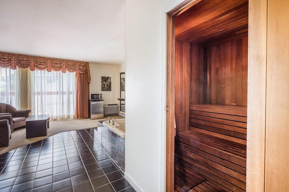 Honeymoon Suite, Jetted Tub and sauna