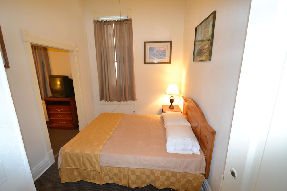 Billie the Kid - Micro/fridge, sink in room, living area. Shared community restrooms/showers photo 1