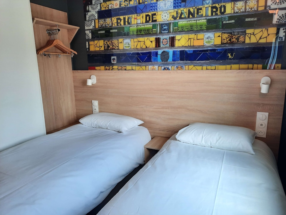 Standard Room, 2 Twin Beds - Photo 5