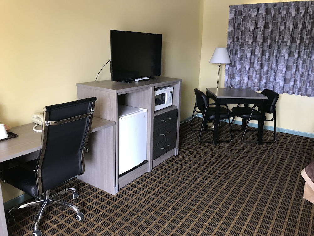 Standard Room, 1 Queen Bed photo 2