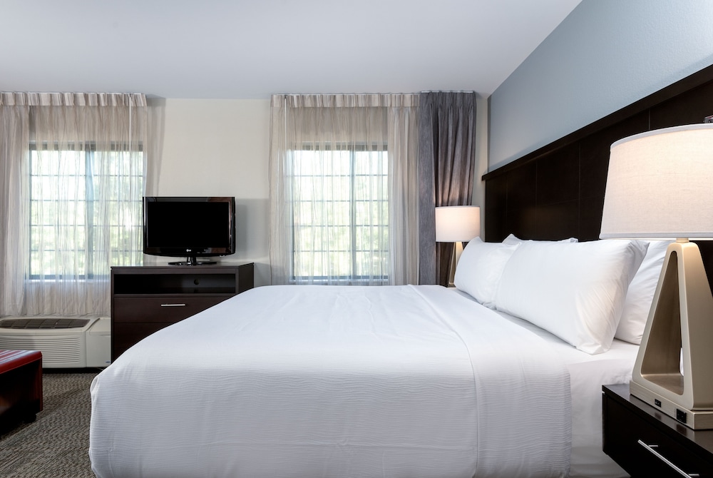 Studio Suite, 1 King Bed, Kitchen photo 2