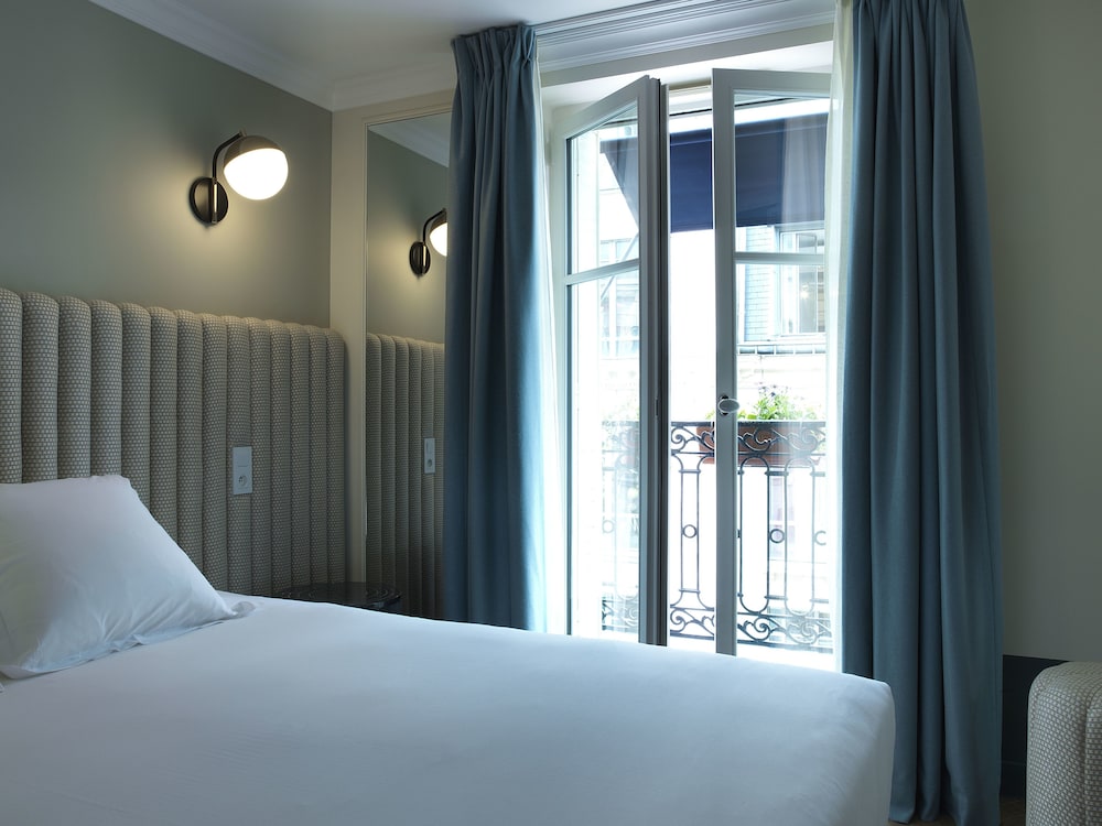 Executive Room thumbnail 6